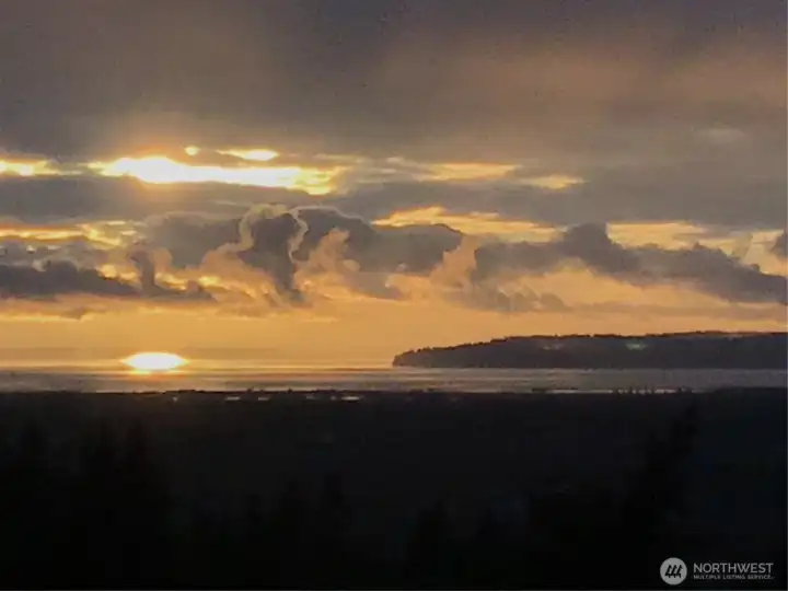There’s no filter in any of these pocs. This is shot from the deck just at the kitchen slider door on November 18th. There’s no filter in any of these pocs. This is shot from the deck just at the kitchen slider door on November 18th.
