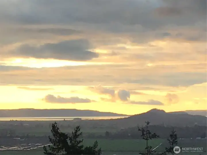 The best westerly views there are of the Skagit Valley, No filter or manipulation of any kind with all posted photos. The best westerly views there are of the Skagit Valley, No filter or manipulation of any kind with all posted photos.