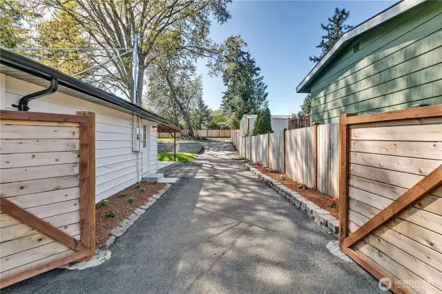 Large Driveway and Space for RV / Trailer parking