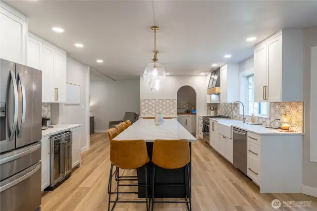 Beautiful quartz counter tops and backsplash.  Soft close drawers and SS appliances