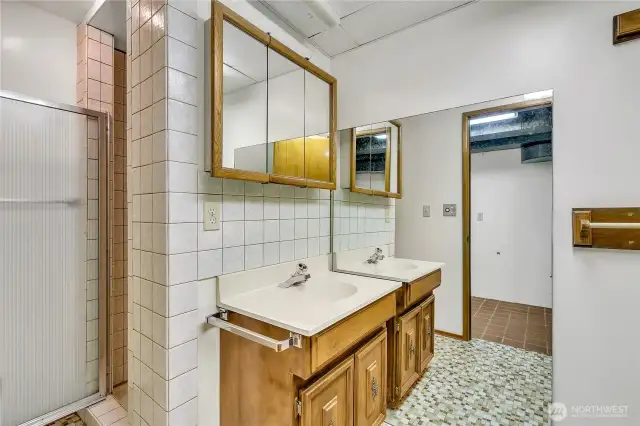 Lower level 3/4 bath.