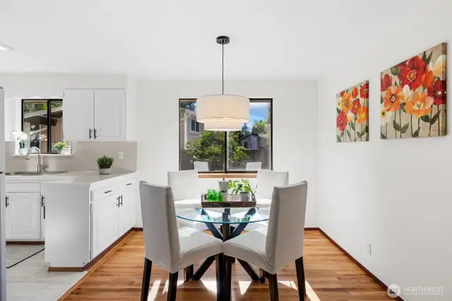Open, bright and light!  Great dining area... yes it's time for dinner!