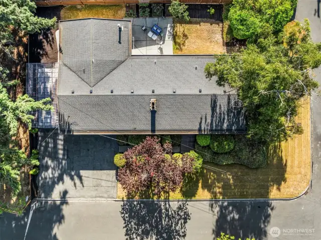 overview of home on corner lot, dead end street and cul-de-sac--you will love living here!