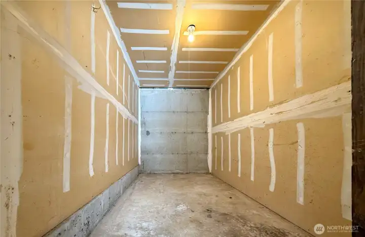 Expansive storage room