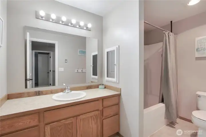 Upstairs kids/guest full bath.