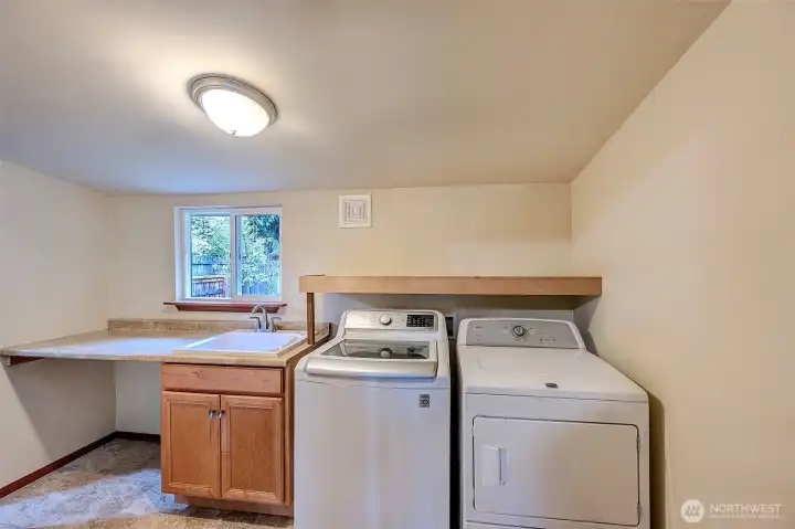 Large Utility Room With Sink And Washer/Dryer Stay.