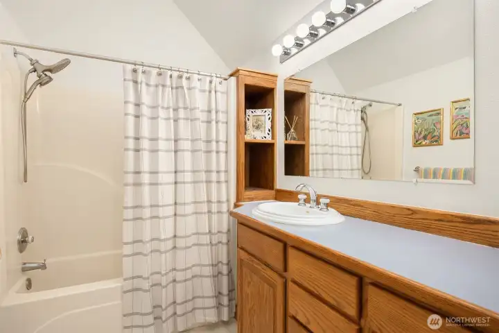 Upstairs Ensuite Bathroom