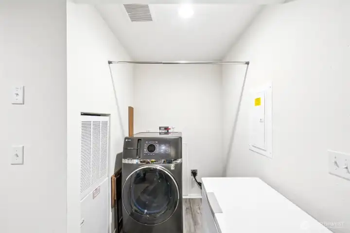 WASHER/Dryer combo included