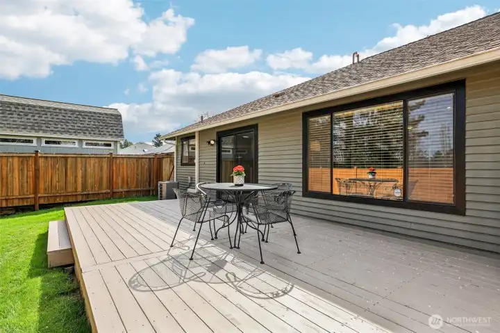 Outdoor entertaining deck