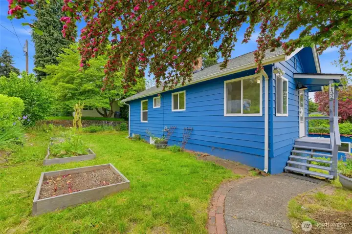 Welcome Home! Level front yard space with room for gardens