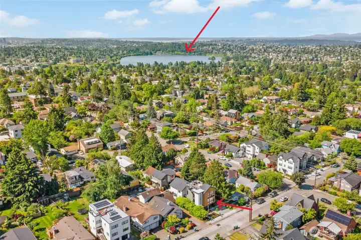 A short walk to Green Lake Park. A short walk to Green Lake Park.