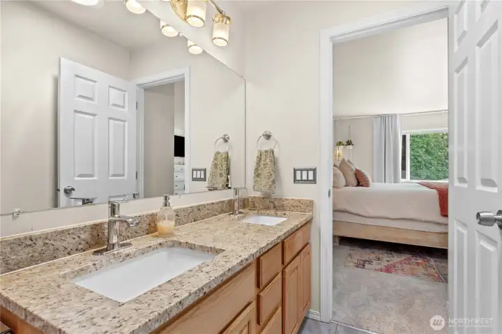 Primary En Suite Bath w/Granite Counters