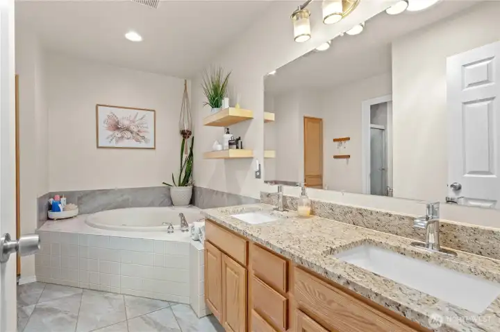 Primary En Suite Bath w/Corner Soaking Tub with Tile Surround