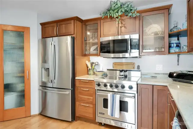 Kitchen has pantry and Viking range. All stainless appliances stay