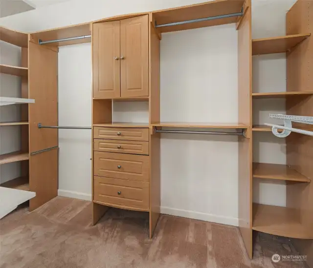 Walk-in Closet Features Built-in Organizers