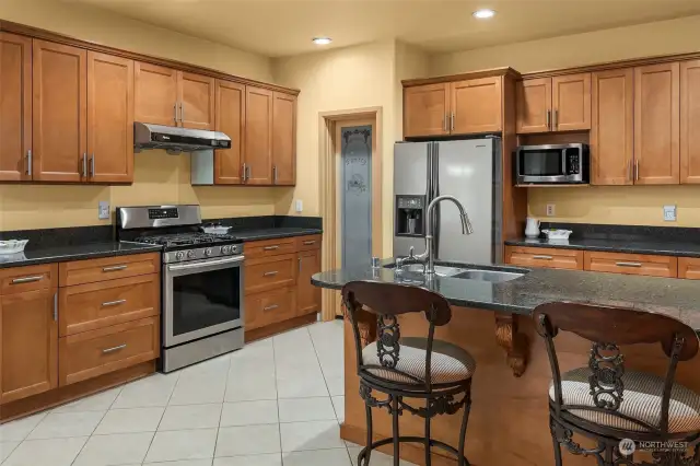 Kitchen with Breakfast Bar / Granite Counters