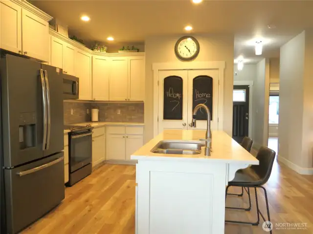 BETTER VIEW OF THE BLACK APPLIANCE AND ISLAND SEATING !