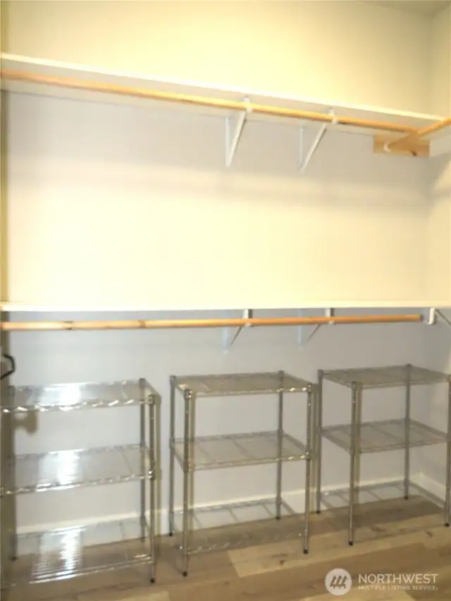 PRIME BEDROOM WALK-IN CL0SET