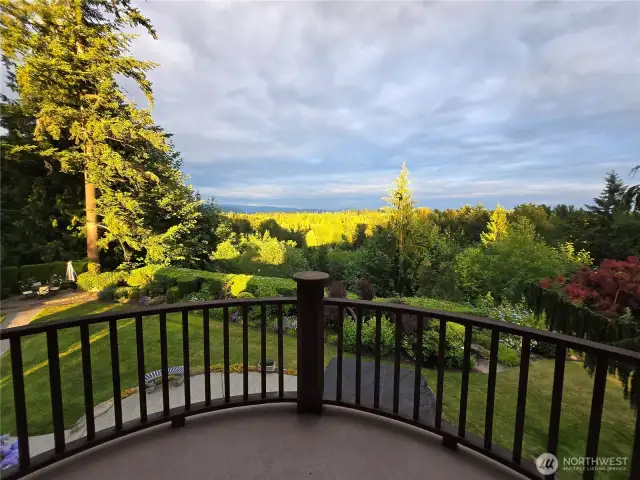 Even if it is cloudy and you can't see the mountains the show is beautiful.