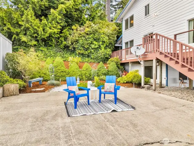 Imagine hosting a front-row show to the 4th of July fireworks from here! Or perhaps the holiday boat light parades. There's so much that waterfront living has to offer.