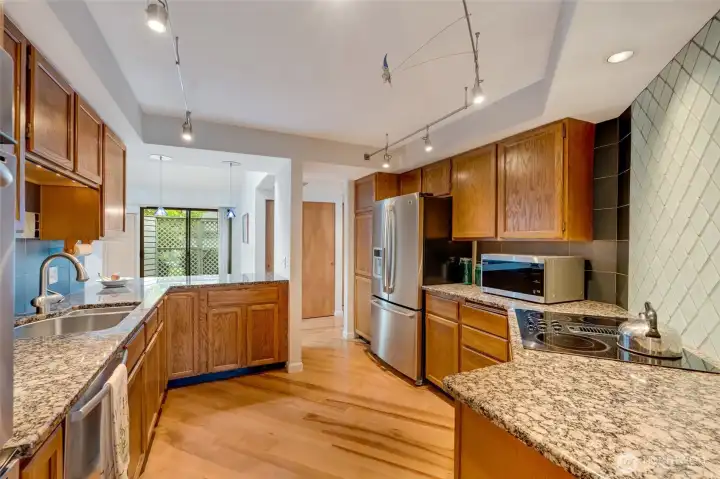Open flow between kitchen & dining.