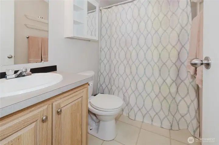 Main bathroom with bathtub/shower.