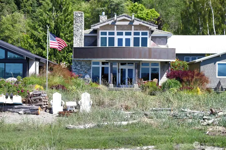Welcome to 7532 Maxwelton Beach Lane! Livington is included in sale to get out to your private mooring bouy! Welcome to 7532 Maxwelton Beach Lane! Livington is included in sale to get out to your private mooring bouy!