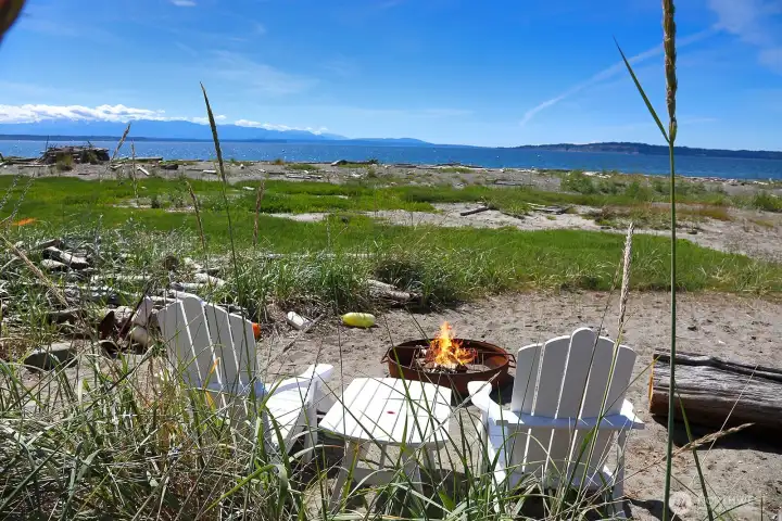 There are many spots to sit and relax. There are many spots to sit and relax.