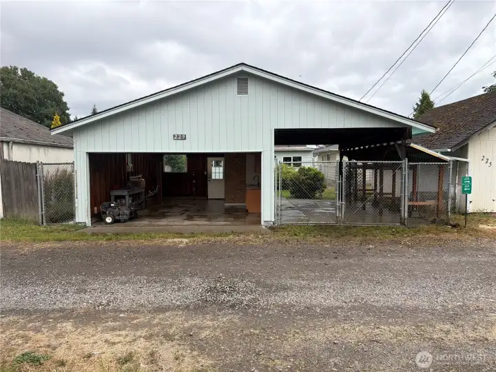 GARAGE & CARPORT FROM BACK ENTRANCE. GARAGE & CARPORT FROM BACK ENTRANCE.