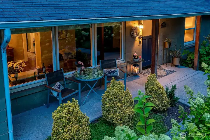 Sheltered seating, warm interior light and integrated landscape illumination make the garden especially inviting after sunset. Sheltered seating, warm interior light and integrated landscape illumination make the garden especially inviting after sunset.
