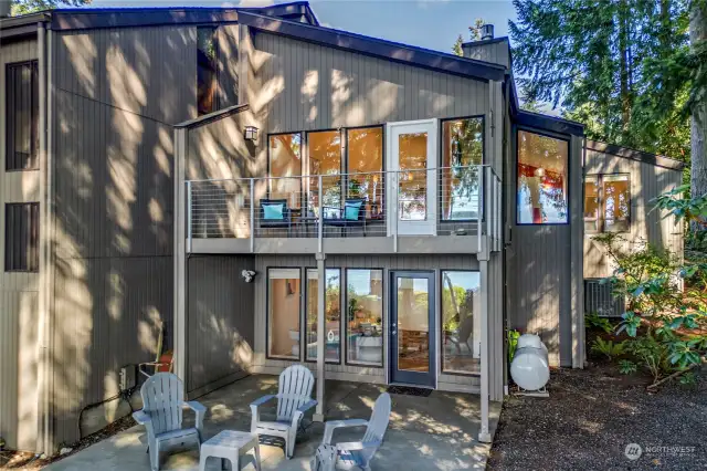 View looking toward the back of the home. See all the outdoor living areas and windows? An amazing  amount of light streams through the windows.