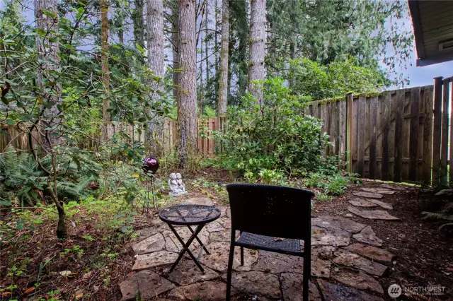 The soaking tub overlooks this private courtyard.....