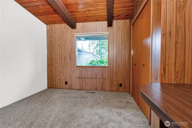 Additional bedroom w/ built in desk......