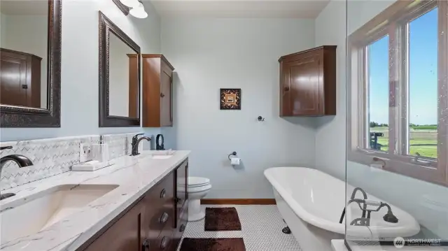Primary Bath w dual sinks