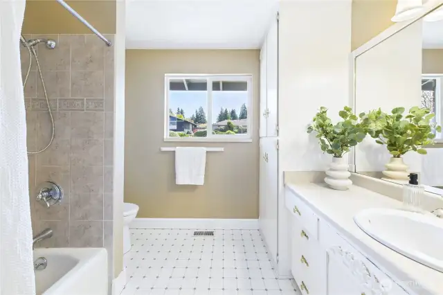 Main floor full bathroom