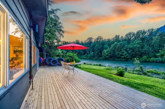 Stretching more than 600 square feet, the wraparound cedar deck blurs the line between indoors and out—offering front-row seats to river reflections, eagle flyovers, and skies that shift from salmon to indigo. Dine, stargaze, or simply exhale to the rhythm of the Skykomish.