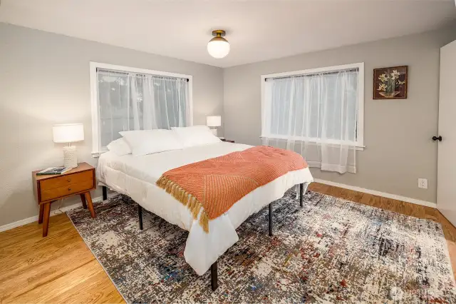 End the day in quiet comfort. The spacious primary bedroom pairs soft light with clean design—ideal for owners and guests alike seeking restful sleep after mountain hikes, riverside adventures, or simply an evening by the fire. Five-star stays start with spaces like this.