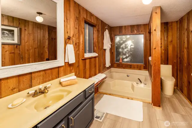 Wrap yourself in cabin comfort. The cedar-lined bath brings the forest indoors, creating a spa-like experience that’s equal parts nostalgic and soothing. A deep soaking tub and dual vanity complete the retreat—because even weekend guests deserve a little luxury.