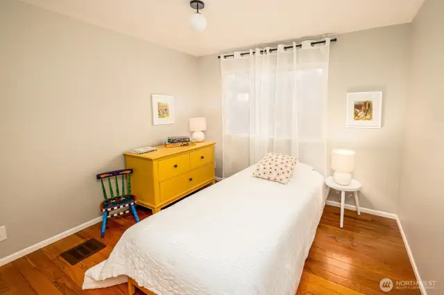 Bright, simple, and sweet—this cozy third bedroom is ideal for younger guests, solo travelers, or overflow sleeping. In a home that comfortably sleeps up to eight, spaces like this make group bookings easy and profitable.