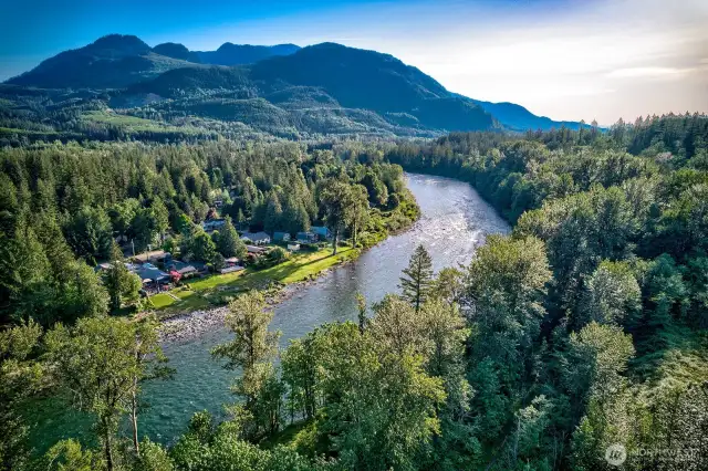 Cradled between Cascade peaks and old-growth forest, River House Retreat claims 75 feet of private waterfront along Big Bend’s legendary Cable Hole—a stretch of the Skykomish prized for steelhead fishing, swimming, and its ever-changing beauty. Just off scenic Highway 2, this half-acre haven offers a rare blend of serenity, community, and proximity to Seattle.