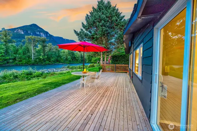 With over 600 square feet of space to dine, lounge, or stargaze, the wraparound cedar deck brings the outdoors front and center. It’s the perfect setting for evening BBQs, river watching, or catching the alpenglow—an unforgettable feature for guests and owners alike.