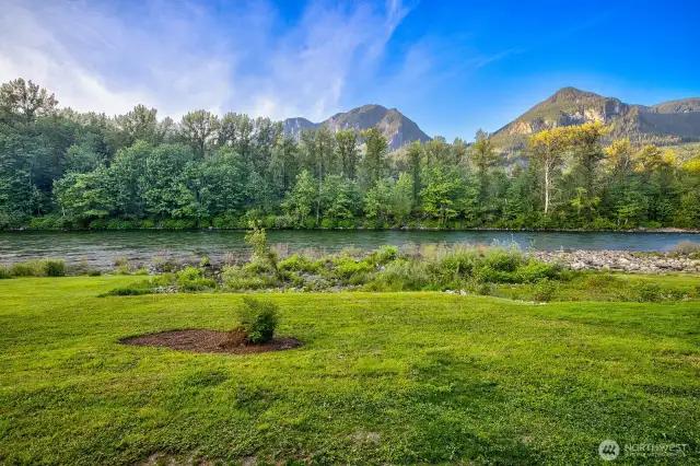Step beyond the deck into a half-acre playground where grass meets gravel bar and riverbank fades into forest. Cast a line at the Cable Hole, spot bald eagles overhead, or simply let your gaze drift toward the jagged silhouettes of Mount Index and Baring Peak—reminders that adventure is always within reach.
