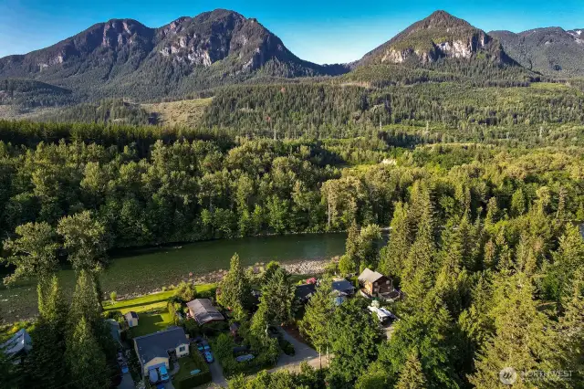 From riverbank to ridgeline, this is Big Bend at its finest. Nestled among the trees with the Skykomish at its feet and Mount Index rising behind, River House Retreat offers instant access to fishing, tubing, hiking, skiing, and scenic drives along Highway 2. It’s not just a setting—it’s a lifestyle carved into the Cascades.