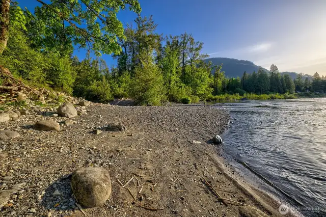 At Big Bend’s Park 1, Proctor Creek winds through trees and over smooth boulders before joining the Skykomish in a sparkling confluence. Kids wade, salmon spawn, and families gather here to soak in the sounds of water and wind. Just one of three private parks reserved for Big Bend residents, Park 1 is beloved for its natural serenity—balancing the recreation of Park 2 and the legendary fishing access of Fisherman’s Park.