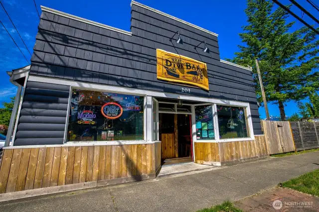Just a few minutes from your front door, the Pie Dive Bar serves up handmade pies, craft cocktails, and down-to-earth camaraderie in a setting as original as the name. Whether you’re fueling up after a day on the river or introducing guests to Gold Bar’s hidden gems, this neighborhood hangout completes the River House experience—where the adventure doesn’t stop at the property line.