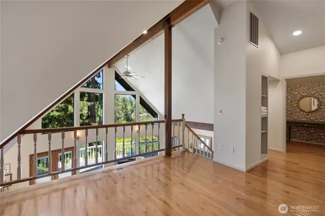 The primary suite, located upstairs in an open loft, features airy flow and evokes the serene sensation of sleeping among the treetops.