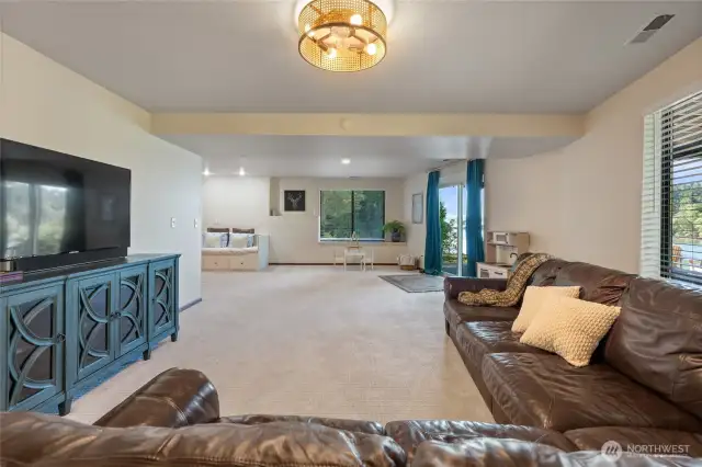 Send your energetic guests downstairs to the den for movie nights, Nerf battles, or Lego sessions—perfect for endless fun and entertainment.