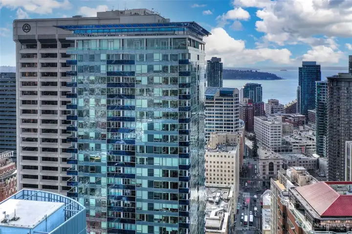 Welcome home to hotel living with modern comforts, spa, dining, fitness center all from this premier location