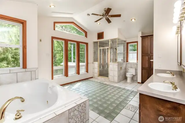 Spa like primary en-suite bathroom