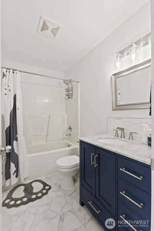 2nd floor full bathroom.